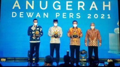 Penyerahan penghargaan dari Ketua Dewan Pers Muhammad Nuh (paling kanan) kepada Kepala Dinas Komunikasi dan lnformatika (Diskominfo) Kaltim Muhammad Faisal (paling kiri), mewakili Gubernur Kaltim. (istimewa)