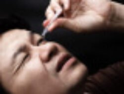 Cara Meneteskan Obat Tetes Mata dengan Benar