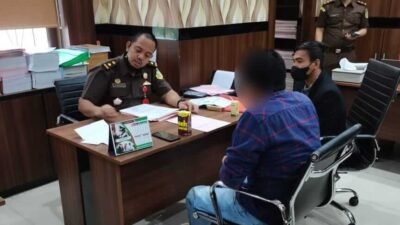 Tersangka HP, Direktur PT HEN saat menjalani pemeriksaan di Kejari Bontang. (Dok. KPP Pratama Bontang)