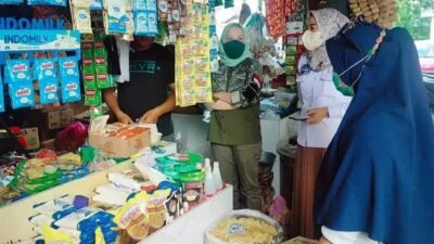 Rombongan Senator Aji Mirni saat mendatangi distributor hingga pedagang untuk memastikan stok minyak goreng di Samarinda. (Istimewa)