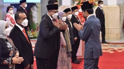 Presiden Jokowi memberi ucapan selamat kepada anggota KPU dan Bawaslu periode 2022-2027 yang baru saja dilantik, di Istana Merdeka, Jakarta, Selasa (12/4/2022). (istimewa)