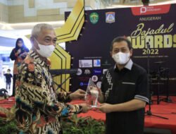 Wagub Kaltim Hadi Mulyadi Terima Penghargaan Tokoh Teladan dari Komunitas Bajadul