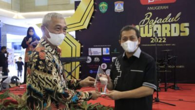 Wagub Kaltim Hadi Mulyadi Terima Penghargaan Tokoh Teladan dari Komunitas Bajadul