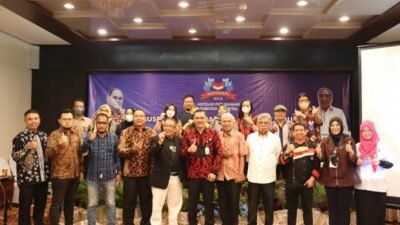 Kepala Diskominfo Kaltim Muhammad Faisal saat foto bersama dalam kegiatan Musda DPD ASPERAPI Kaltim. (Dok Doskominfo Kaltim)