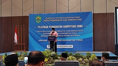 Kepala Disdikbud Kaltim Anwar Sanusi saat membuka kegiatan pelatihan kompetensi guru di Hotel Mercure. (istimewa)