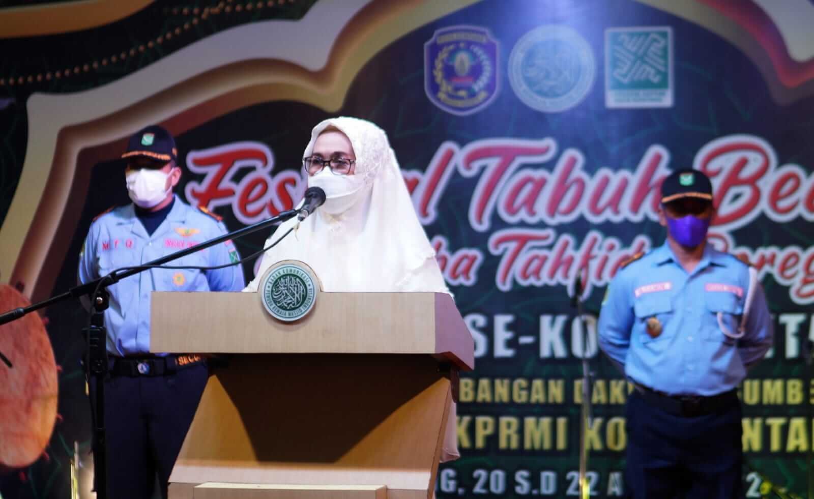 Wakil Wali Kota Bontang Najirah memberi sambutan di penutupan Festival Ramadan Tabuh Beduk, di Halaman Baitul Quran BKPRMI, Jumat (23/4/2022) malam. (adi praja/dokumentasi pimpinan)