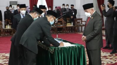 Gubernur Kaltim Isran Noor saat melantik 154 PNS di lingkup pemprov. (Dok Diskominfo Kaltim)