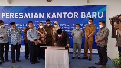 Gubernur Kaltim Isran Noor saat peresmian kantor baru Disperindagkop UKM Kaltim. (Dok Pemprov Kaltim)