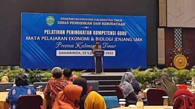 Kepala Disdikbud Kaltim Anwar Sanusi Buka Pelatihan Guru Ekonomi dan Biologi