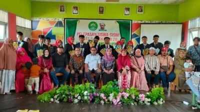 Agus Aras Ikut Lepas Siswa SMP Islam DDI Sangatta: Ingatkan Pentingnya Menjaga Tradisi Qur’ani