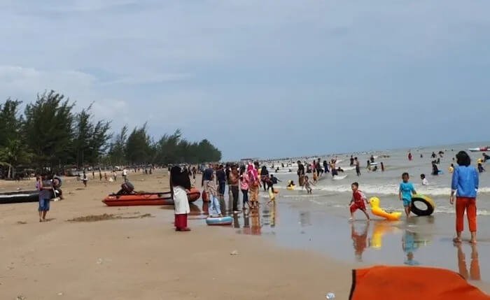 Foto: Masyarakat yang memadati Pantai Manggar Balikpapan usai lebaran. (Istimewa)