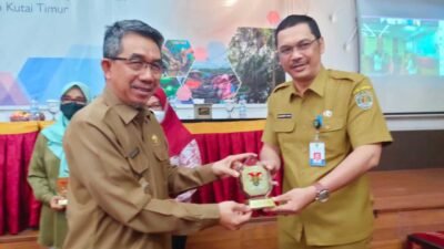 Kepala Diskominfo Kaltim M Faisal (kanan) saat menjadi narasumber pada Sosialisasi dan Workshop Self-Assessment SP4N-Lapor di Kutai Timur. (Istimewa)