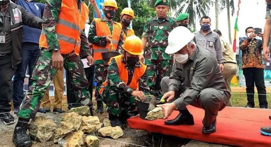 Gubernur Kaltim Isran Noor saat peletakan batu pertama (groundbreaking) pembangunan rumah layak huni di Balikpapan. (Dok Pemprov Kaltim)