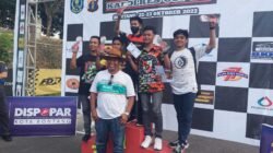 Anggota Komisi I DPRD Kota Bontang Rusli (Tengah, Baju Putih) mengapresiasi suksesnya Kejurprov Road Race Kapolres Cup III tahun 2022. (Nalarnews)