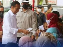 Kunker ke Kaltim, Jokowi Serahkan Bantuan Langsung Tunai