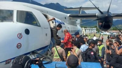 Lukas Enembe diterbangkan dari Papua ke Jakarta menggunakan maskapai Trigana Air dan dikawal Komandan Satuan (Dansat) Brimob dan Irwasda Polda Papua. (ist)