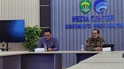 Kepala Dinkes Kaltim Jaya Mualimin (kanan, batik) dalam jumpa pers di Diskominfo Kaltim. (Devi/Nalarnews.id)