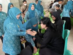 PKK Kaltim Bagi 100 Paket Sembako untuk Warga Loa Duri Ulu