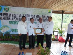 Wagub Serahkan Dana Hibah Sarana Ibadah di Kutai Barat