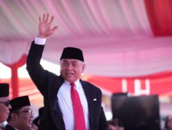 Gubernur Isran Terima Anugerah Tanda Kehormatan Satyalancana Wirakarya