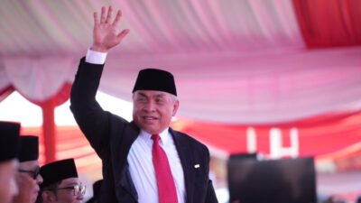 Gubernur Isran Terima Anugerah Tanda Kehormatan Satyalancana Wirakarya