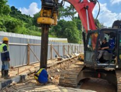 Pemprov Tangani Jalan Longsor Teluk Bajau Menuju Gerbang Tol Mahkota 2