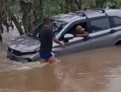 Banjir Kecamatan Kenohan Kukar: Mobil dan Motor Nyungsep Terbawa Arus