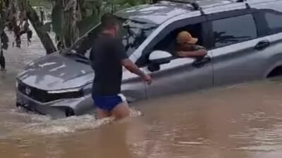 Banjir Kecamatan Kenohan Kukar: Mobil dan Motor Nyungsep Terbawa Arus