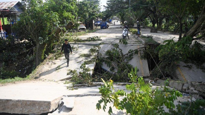 Jalur Balikpapan-Samarinda Amblas