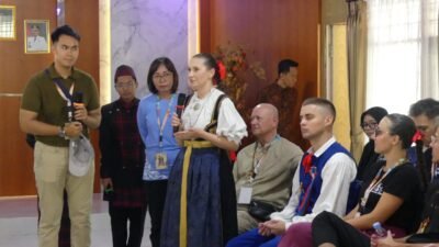 Siswa English Club SMK 1 Samarinda Dampingi Delegasi Polandia di EBIFF 2025