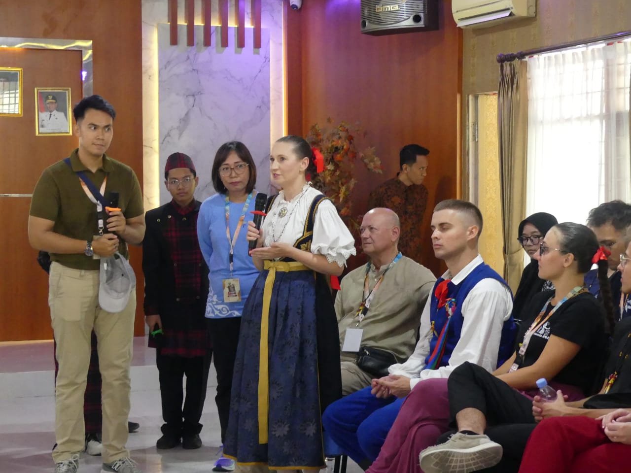 Siswa English Club SMK 1 Samarinda Dampingi Delegasi Polandia EBIFF 2025