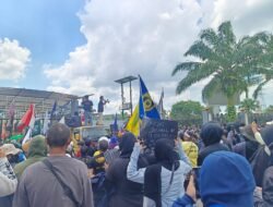 Berakhir Ricuh, Puluhan Orang Tumbang dalam Aksi Demo di Samarinda