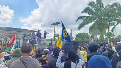 Berakhir Ricuh, Puluhan Orang Tumbang dalam Aksi Demo di Samarinda